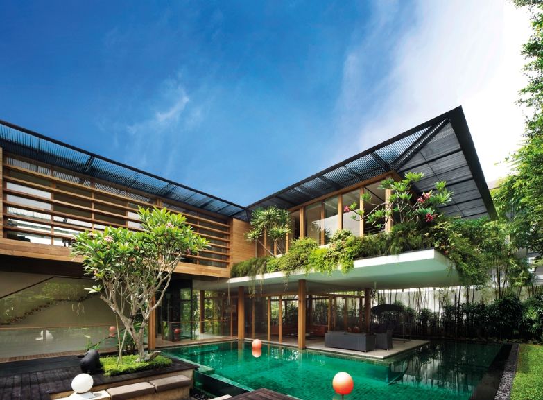 他在新加坡旁盖了个大别墅,4000平米,11个房间,1个足球场.