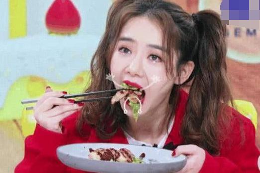 涂口红怎么吃东西?戚薇好霸气,看到杨迪:别拦着我笑