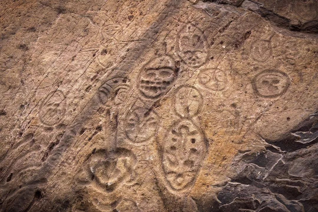 – 戴面具的酋长…贺兰山岩画 – 手印与外星人贺兰山岩画 – 外星