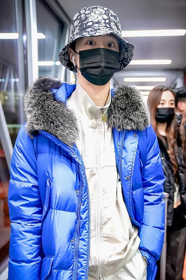 范丞丞的衣品真的没话说,厚重棉服也能穿出时尚感_羽绒服
