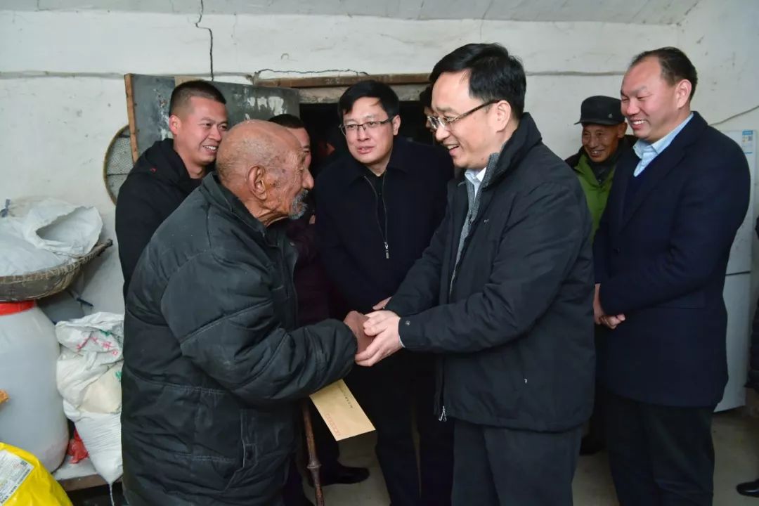 林骅看望困难群众近年来,交通银行江苏省分行贯彻落实总行扶贫工作