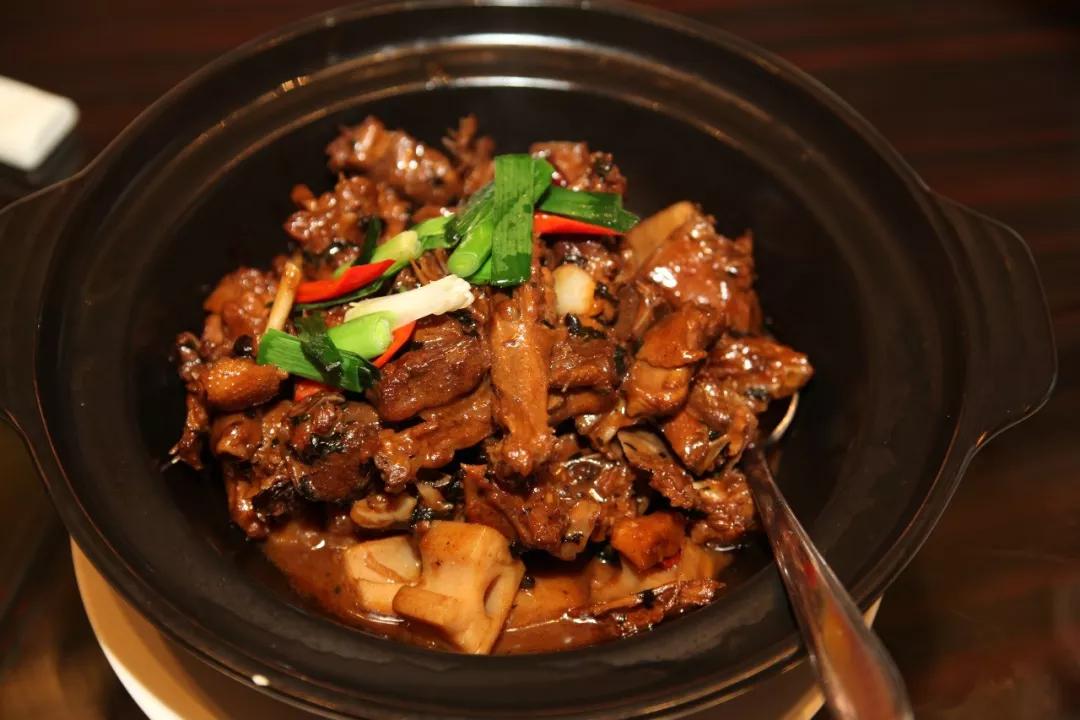 大相太史鸭(荷香莲藕紫苏鸭)