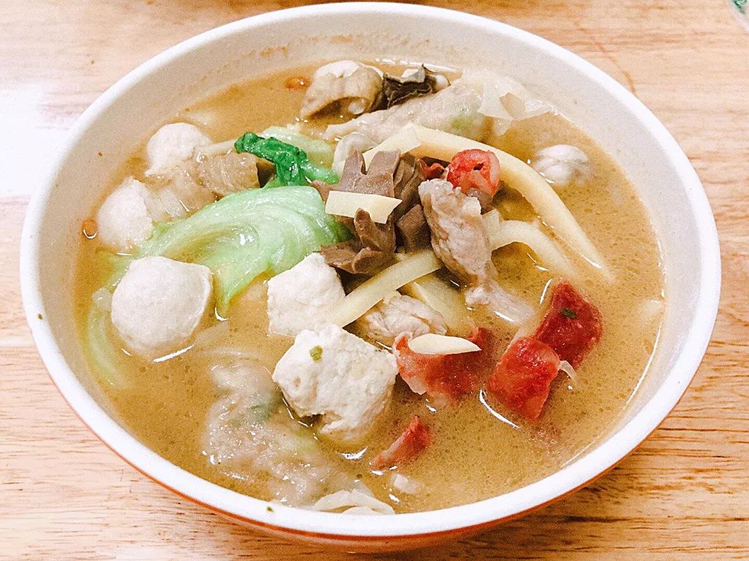 一碗酸笋面,面多,料足,满满的一大碗,让人非常满足.