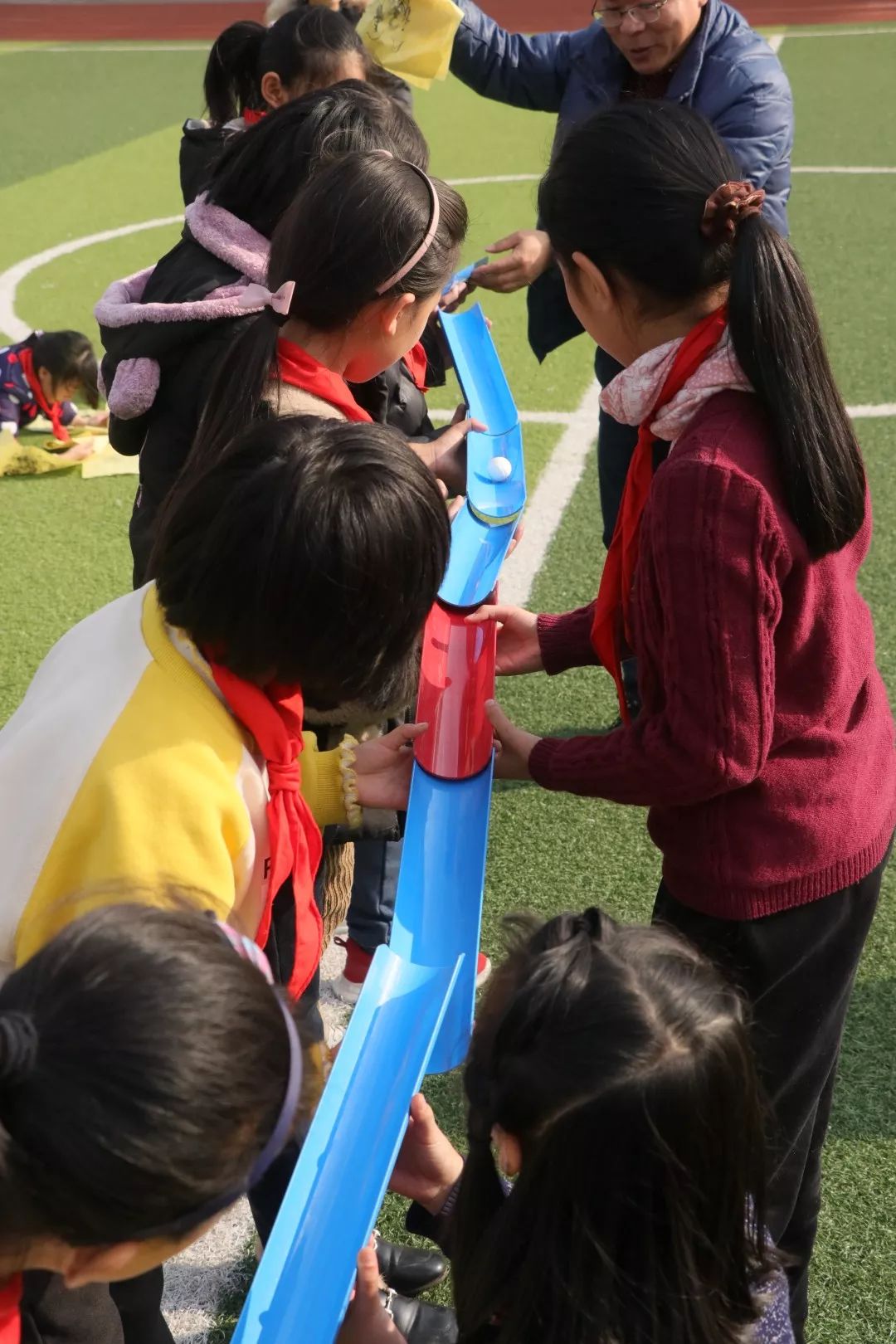 珠行万里,一穿到底等项目让孩子们明白了团队的力量是无限的.