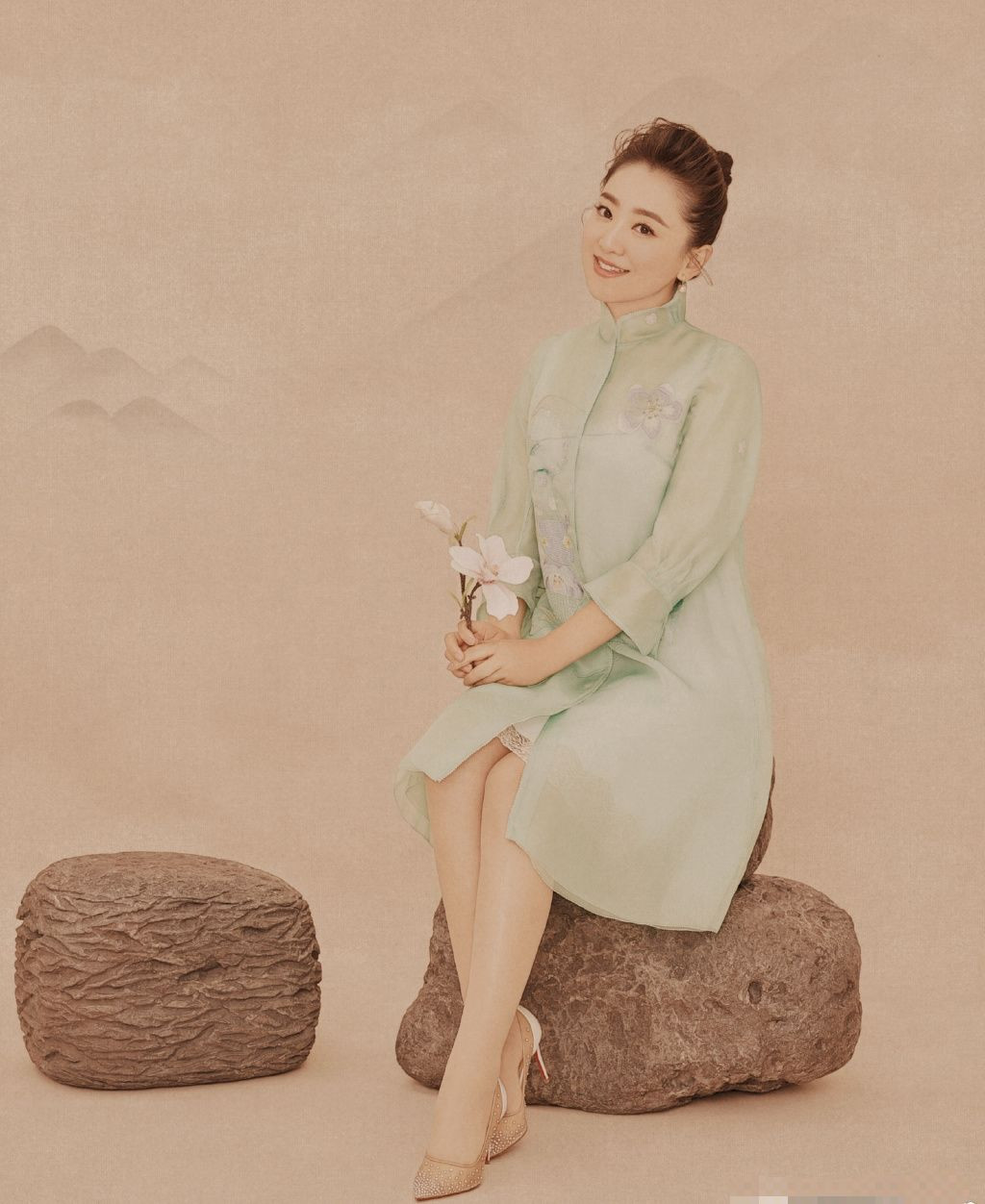 原创主持人月亮姐姐少女心爆棚腿上裤子上衣爱心牵儿子散步心情好