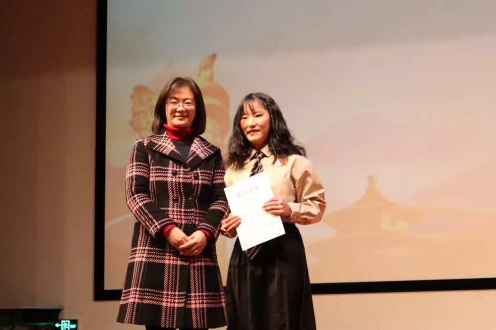 1end红歌会的最后,外国语学院党总支副书记孙俊芳老师上台致辞,她表示