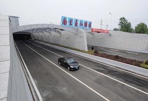 目前南京扬子江隧道采用南北两线交替封闭的方式,车友们要注意啦!