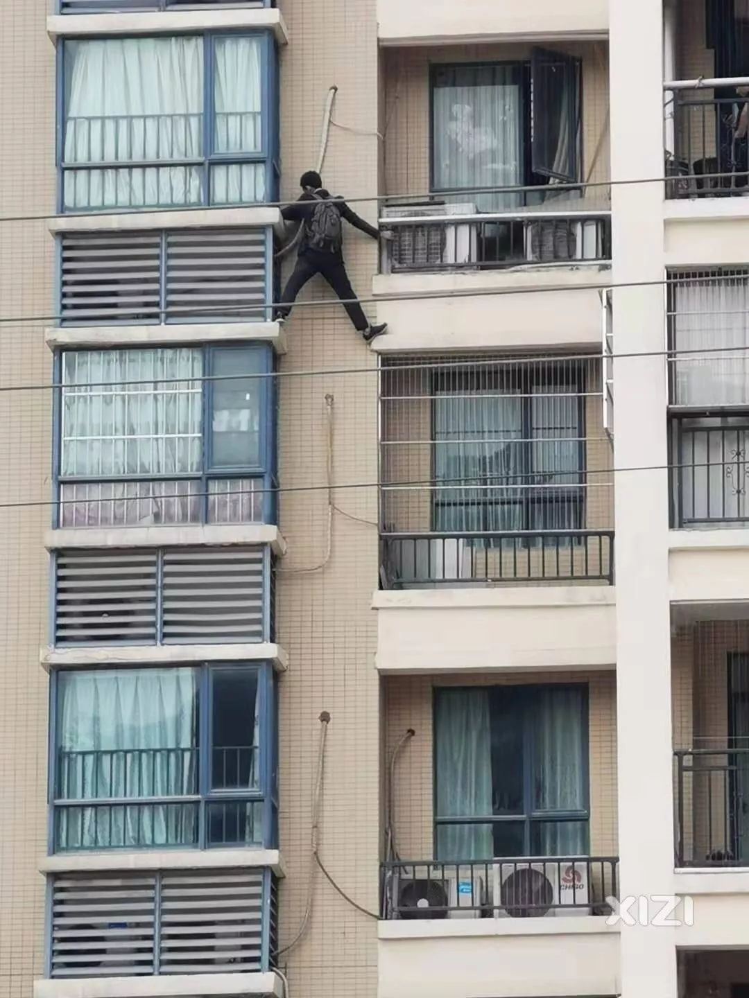 今早惠城一小偷居然爬到几层楼高的阳台外想偷东西,被当场抓获