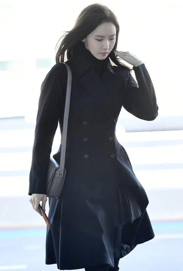 林允儿把长靴当裤子穿,却无意暴露"o型腿",这样的腿型跪了