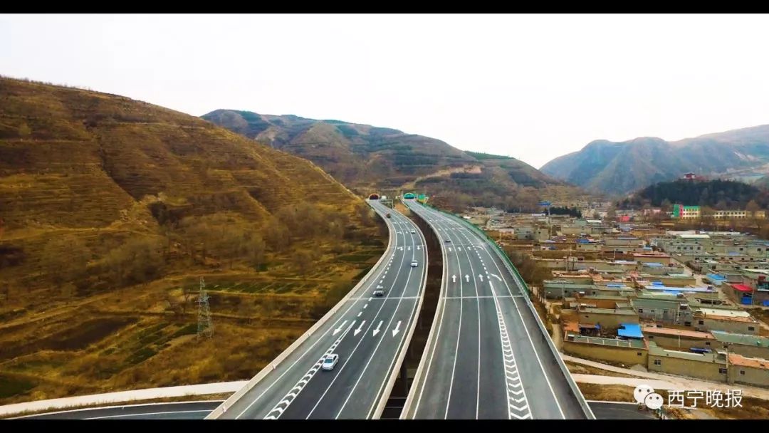 青海首条双向八车道高速公路建成通车
