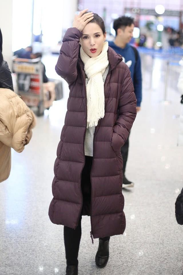 这届明星过冬有多认真?李若彤穿长款羽绒服不够,围巾也要系上_黑色