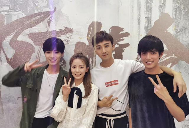 陈情令庆功宴晓星尘薛洋穿一红一绿造型少年感十足