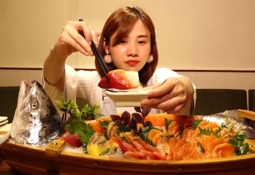 视频中的姑娘是一位目前很受欢迎的美食达人,因其胃口很大身材却依旧