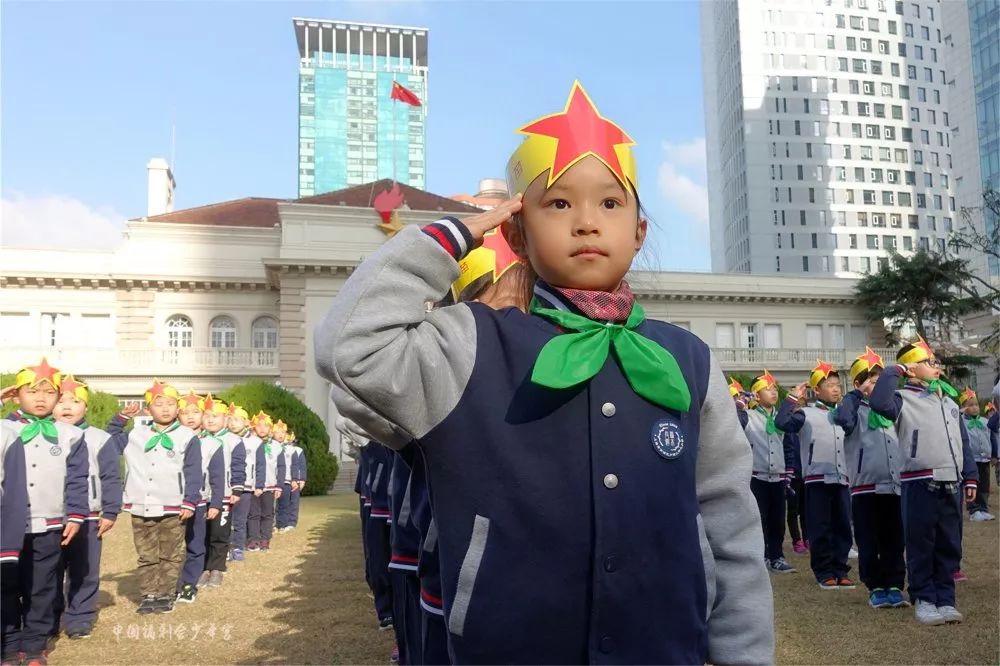 戴上绿领巾做个好苗苗上海市小红星儿童团入团仪式举行