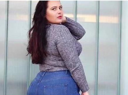 220斤大码模特秀身材,健身彰显曲线美,坦言:以胖为美