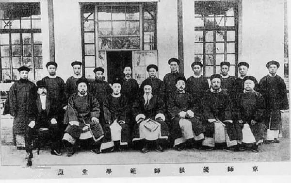 兴办新式学堂方面,其创办的算学学堂,矿务学堂,自强学堂,湖北武备学堂