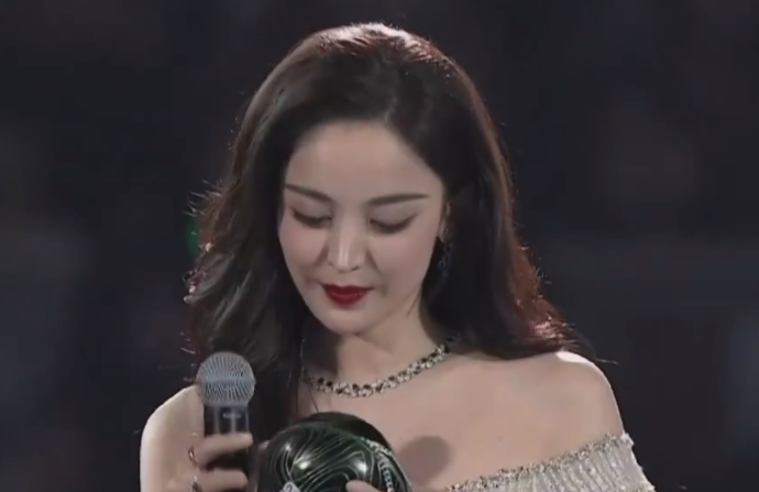 古力娜扎出席mama,韩媒镜头下的她"颜值"堪忧,女神变油腻dj!