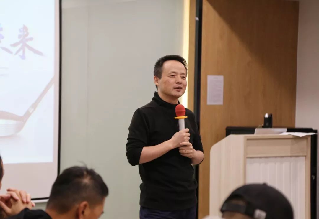 参观结束后,设计师论坛会议正式开始,索菲亚集团副总裁王兵致欢迎词.