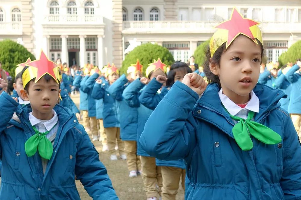 戴上绿领巾做个好苗苗上海市小红星儿童团入团仪式举行