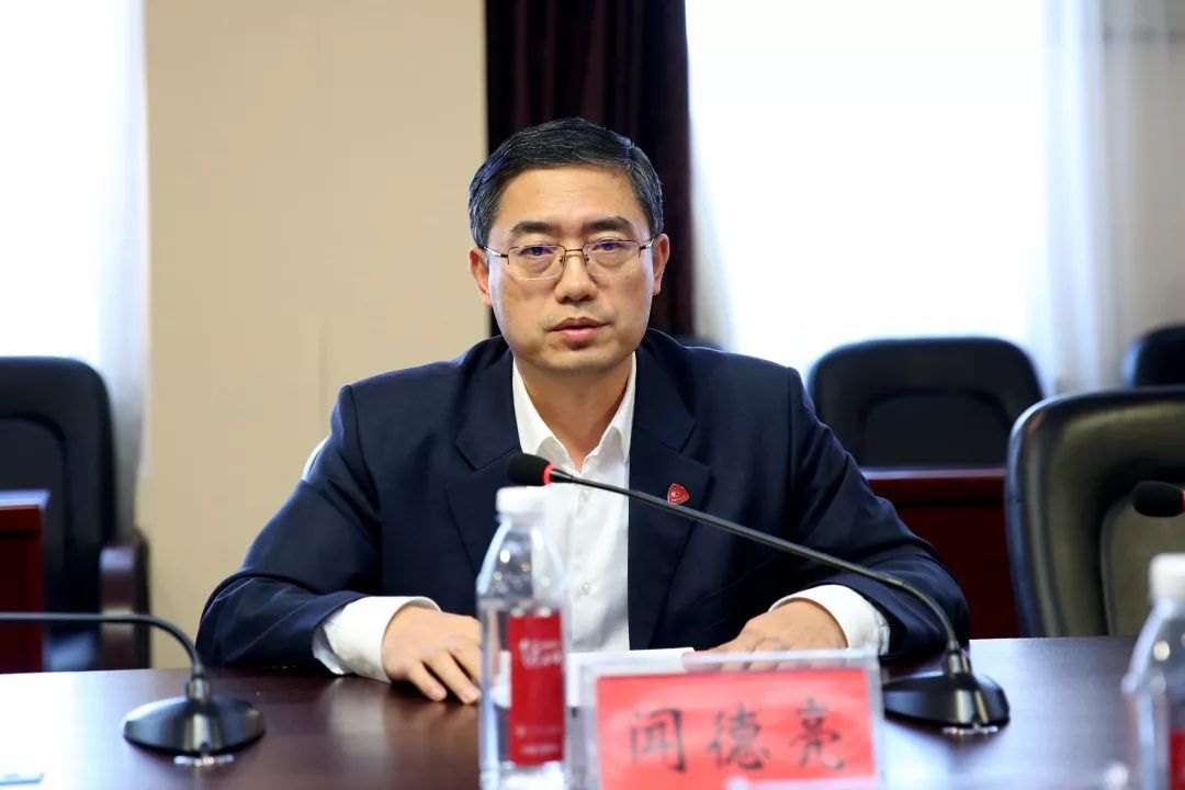 党委副书记,校长闻德亮代表全校师生向尚红院士表示热