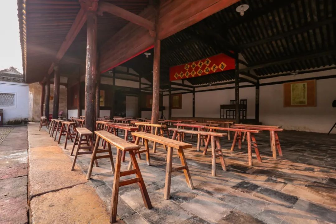 正蒙街出了正蒙学堂,你可以去它身旁的正蒙街走走,这里整条街都是白墙