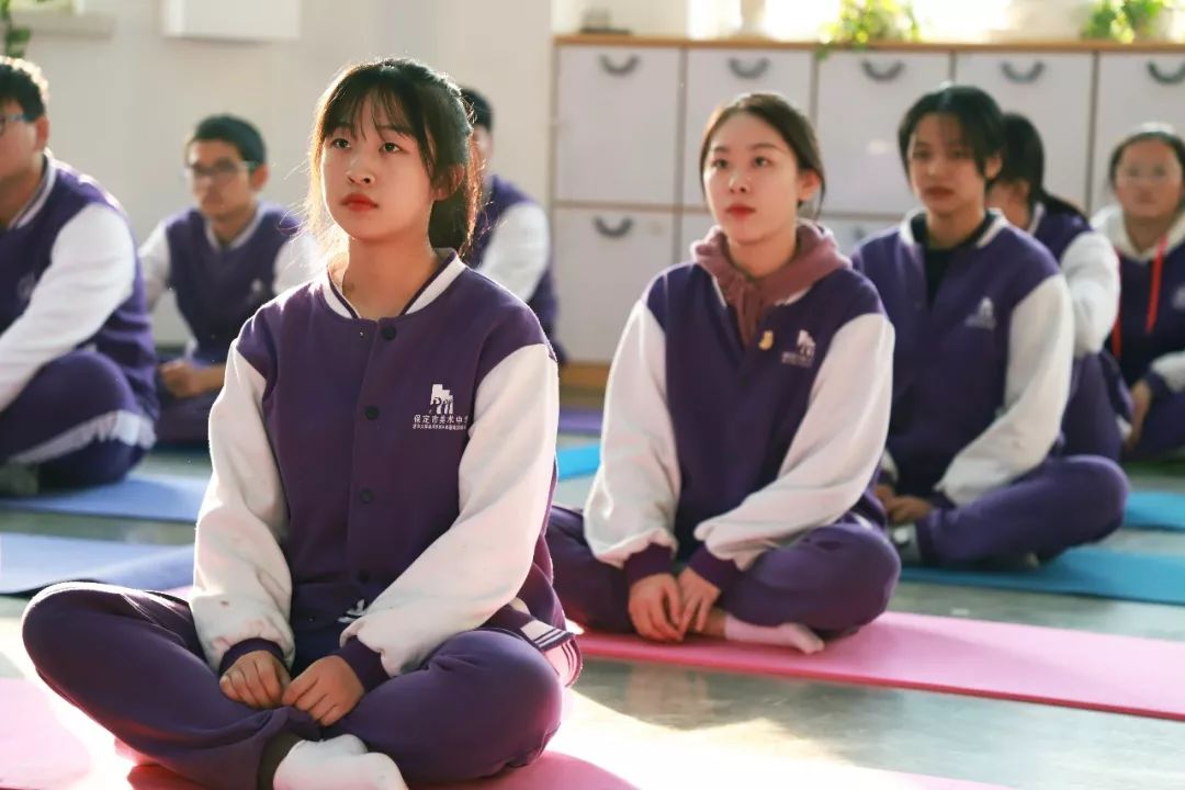 保定美术中学:你说,不知道想练哪种瑜伽课?我说,趁年轻,不做旁观者