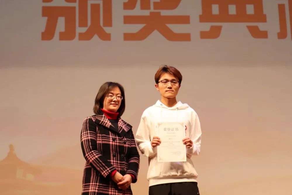 1end红歌会的最后,外国语学院党总支副书记孙俊芳老师上台致辞,她表示