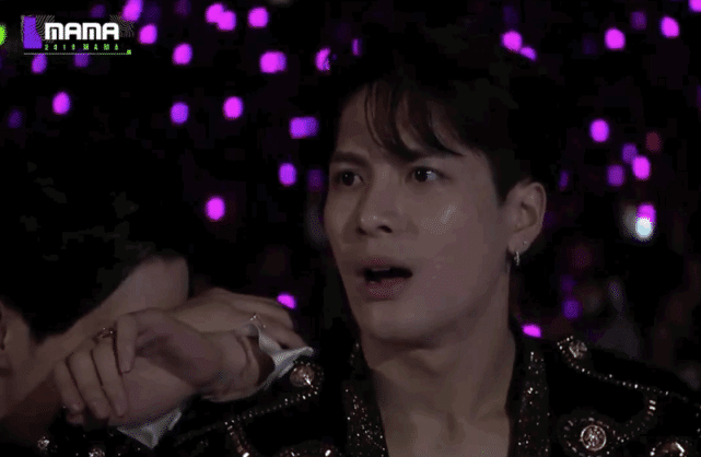 jyp老板穿透明雨衣大秀舞姿,王嘉尔表情成亮点,网友笑出猪叫_朴振英