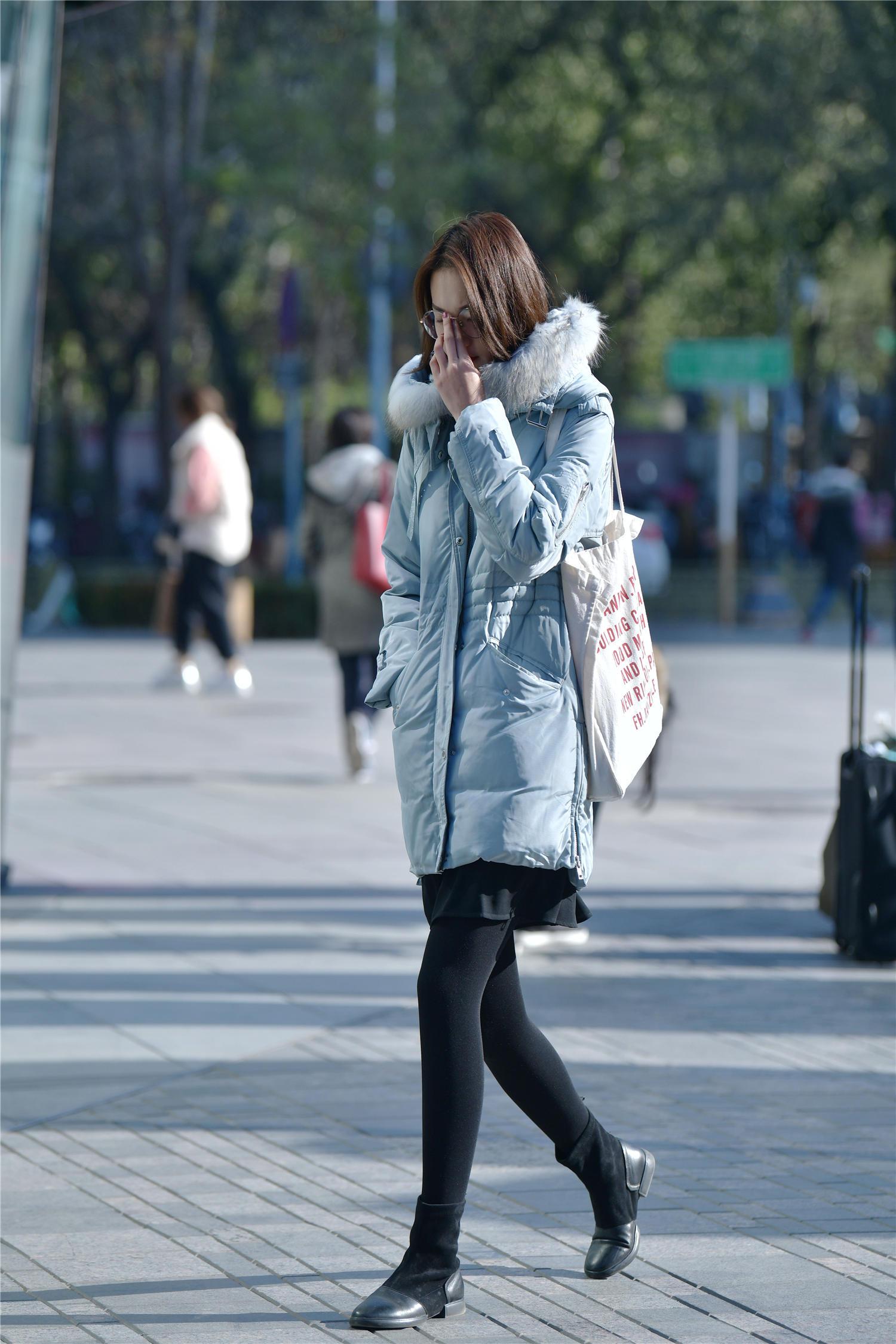 冬天告别臃肿选择打底袜搭配高跟鞋和平底鞋都很美