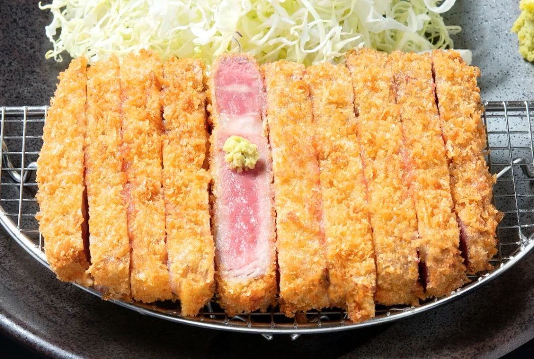 也是京都勝牛火爆的肉脂较少,呈红色(元祖赤ロース)chuck tail flap