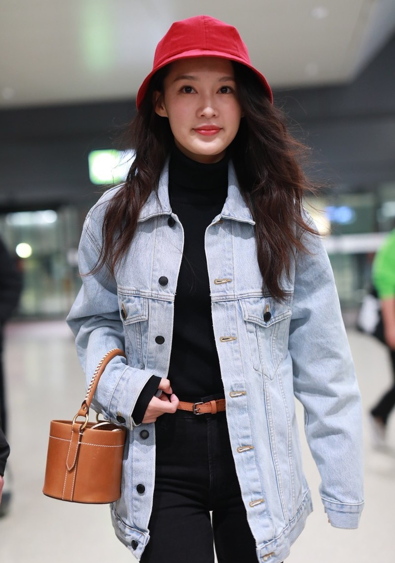 李沁穿牛仔外套走机场,棕色水桶包时尚抢镜,红色渔夫帽俏皮可爱_气质
