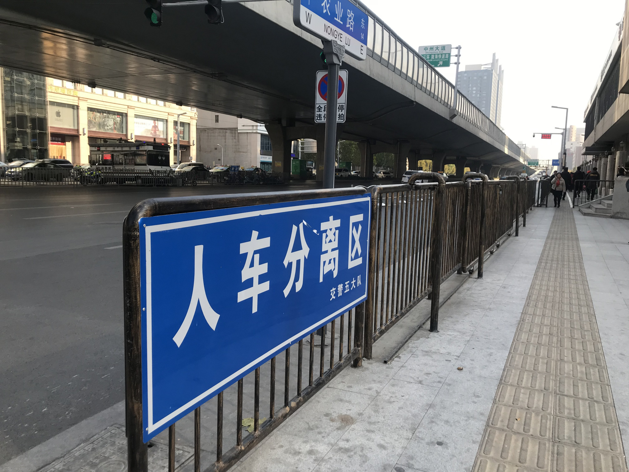 罚!郑州这个路口设人车分离区