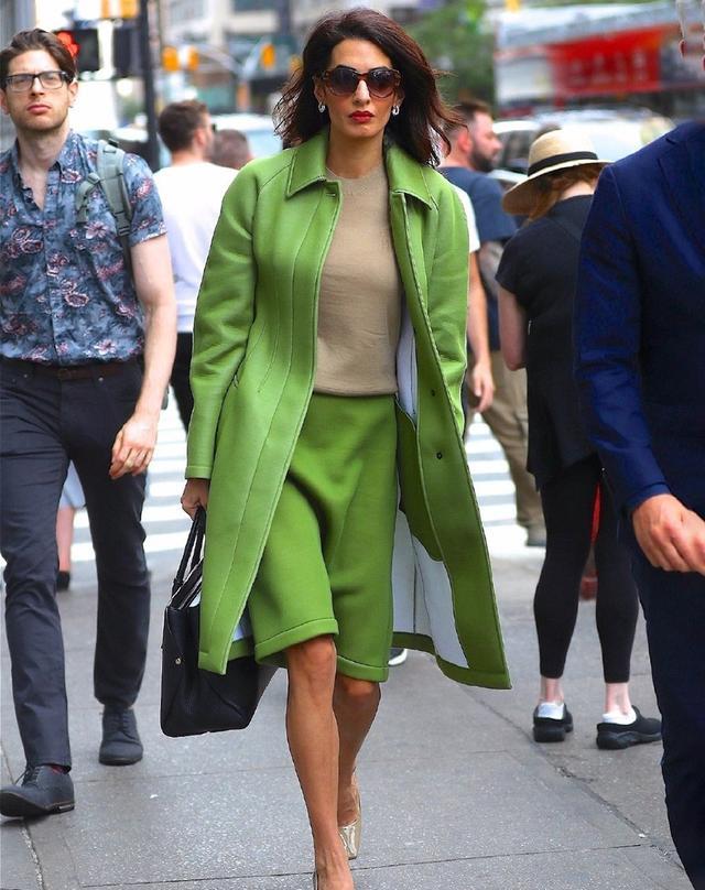 乔治克鲁尼41岁娇妻艾莫,穿绿色套裙出门,真"律政佳人"