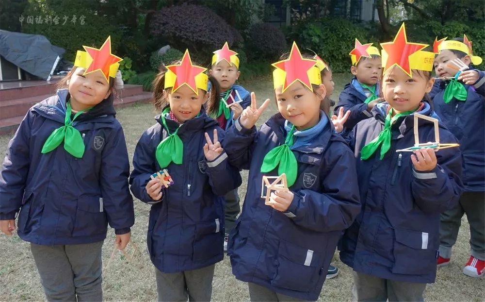 戴上绿领巾做个好苗苗上海市小红星儿童团入团仪式举行