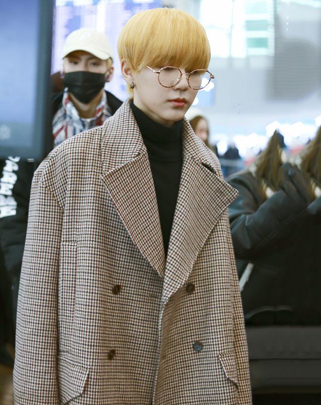 原创next李权哲一件大衣穿两次,大长腿踩脚跟,居然更时尚了!