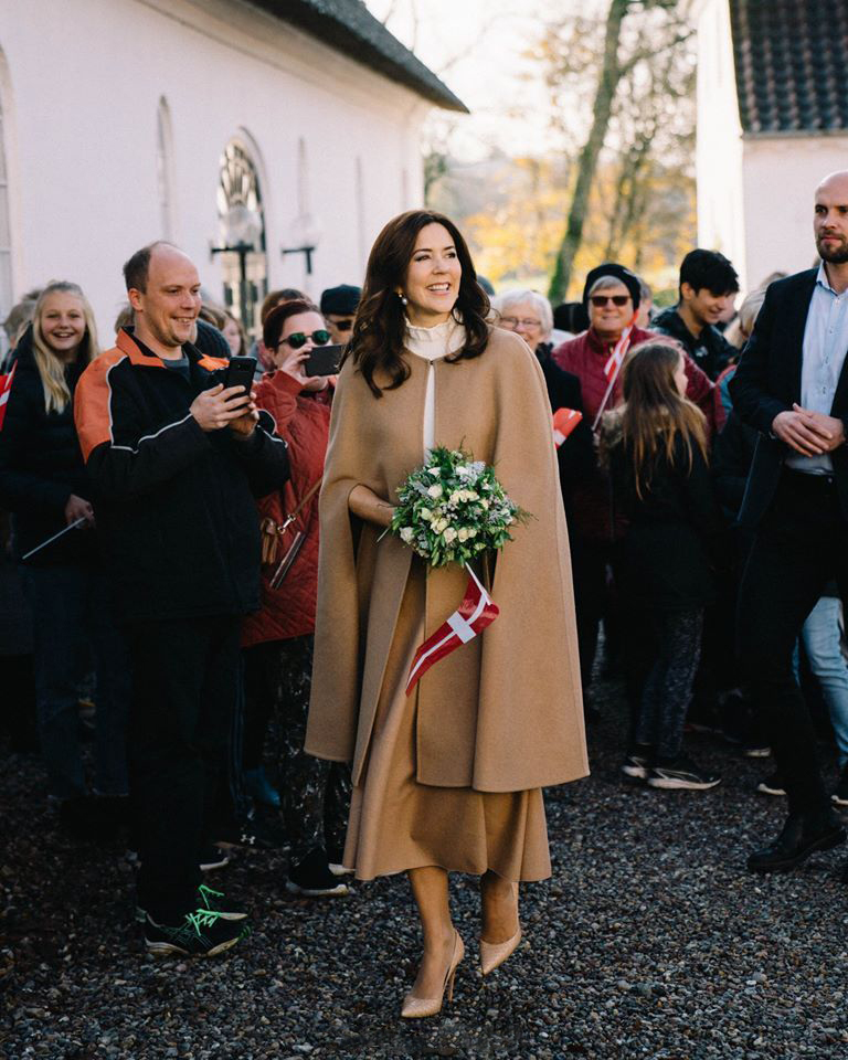 原创丹麦王储妃玛丽白衣长裙,简单造型自带光芒,47岁四娃妈气质出众