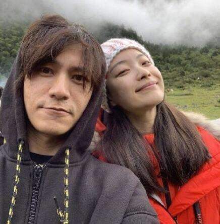 太有魅力了陈坤和好友餐厅聚餐离别时和同性友人嘴对嘴亲吻