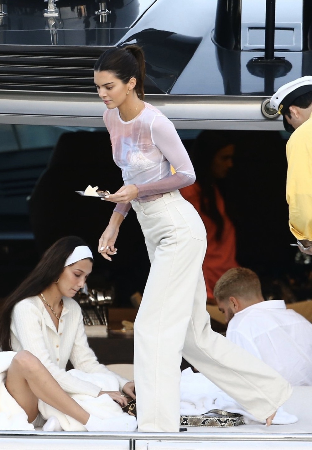 原创"最火网红超模"肯豆bella晒照,游艇配美女太养眼,多金又有颜