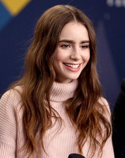 仙女lily不画大浓妆,衣品回归简约风,美得纯天然!_莉莉·柯林斯