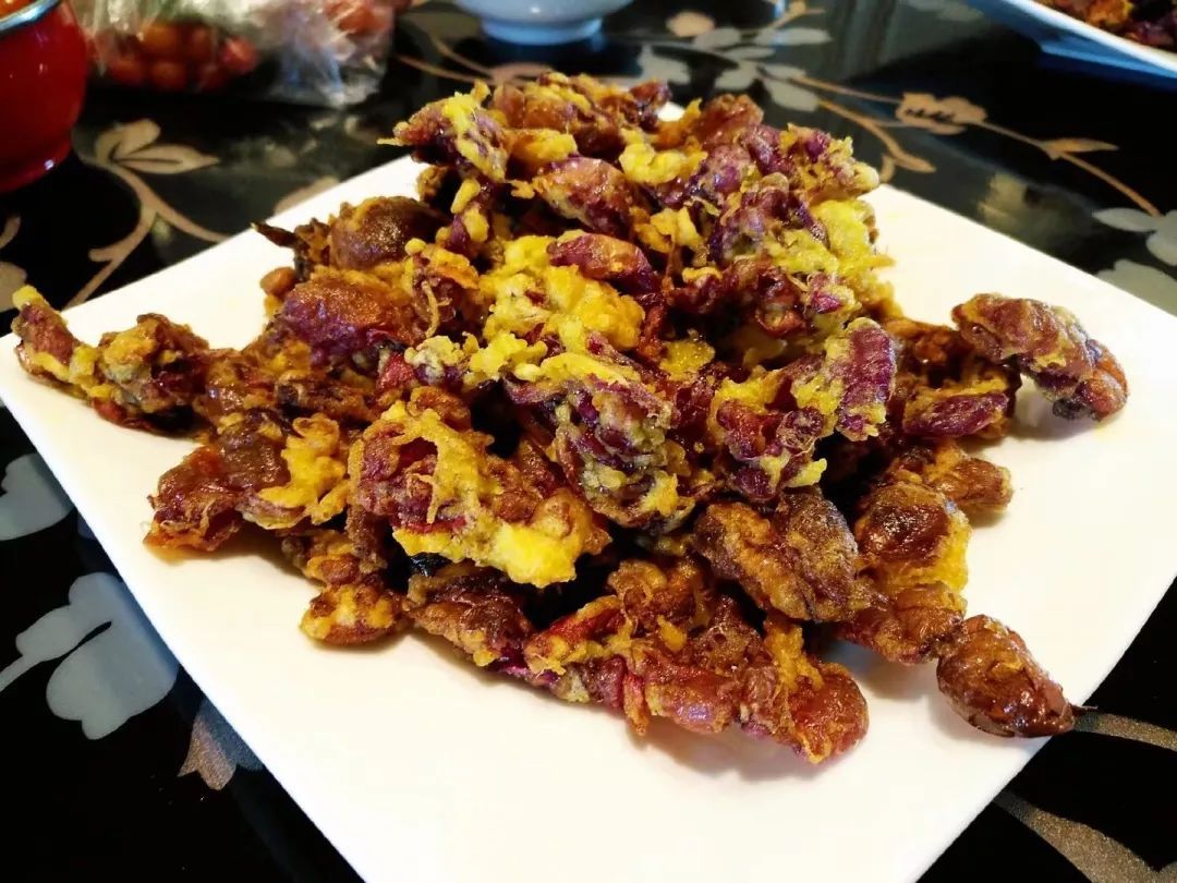 准备好九个碟子油炸这些漂亮的花做成菜品真的很好吃