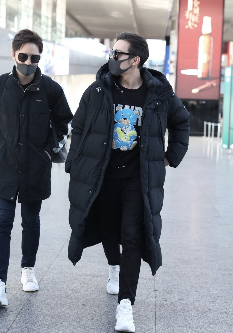 原创张彬彬全黑look走机场,黑色卡通卫衣真潇洒,183cm腿却太显短