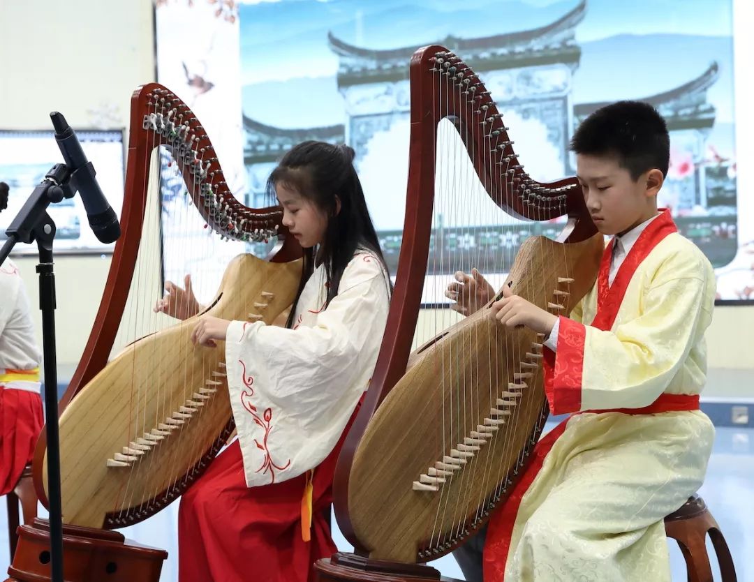 礼乐表演海淀区教科院非常重视传统文化教育,2014 年底开始与清华大学