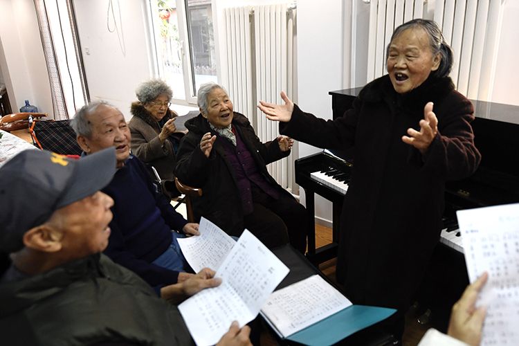 八旬老人"再上岗" 养老院里教唱歌教画画