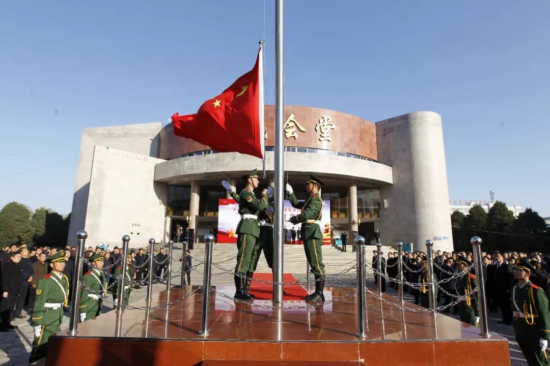 12月4日,漯河市在人民会堂广场开展"爱国旗护国旗"活动,拉开2019年"
