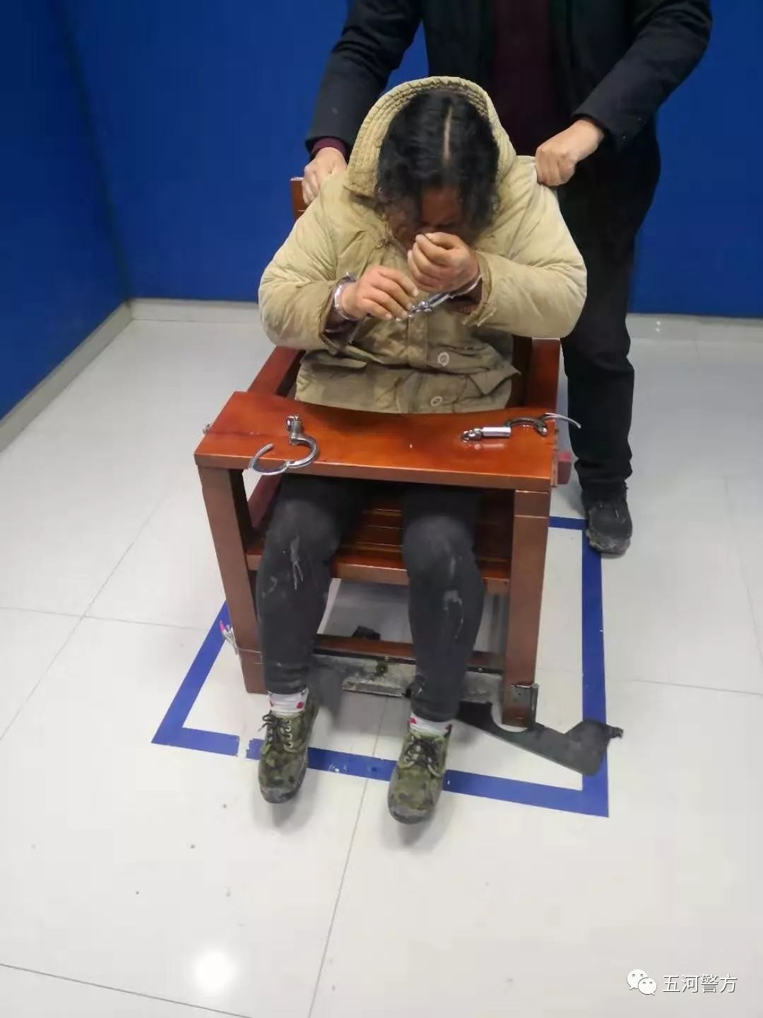 抓捕蚌埠便衣民警雨夜中发现一辆电动三轮车行驶缓慢干啥的