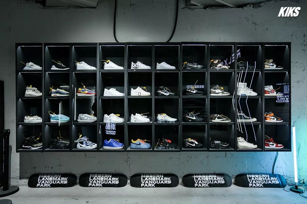 我有一面鞋墙,但我最喜欢的还是纯白 af1