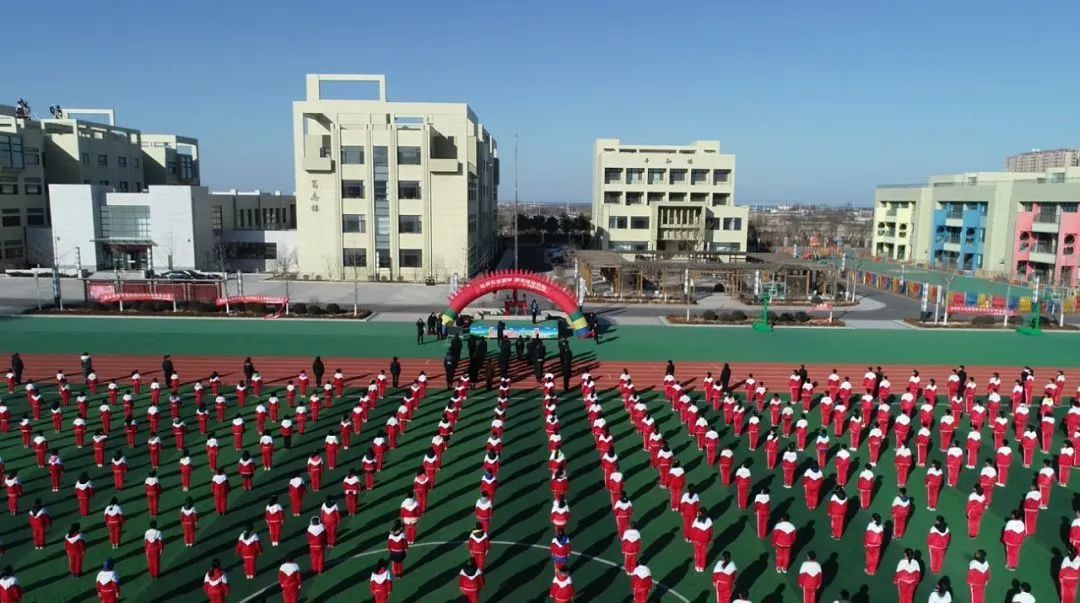 "宪法驻我心 法律伴我行"!今天,鲅鱼圈望海学校师生齐宣誓,共学习