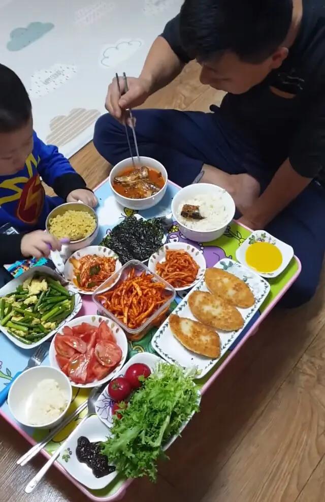韩国的普通家庭吃饭都是微缩版的满汉全席
