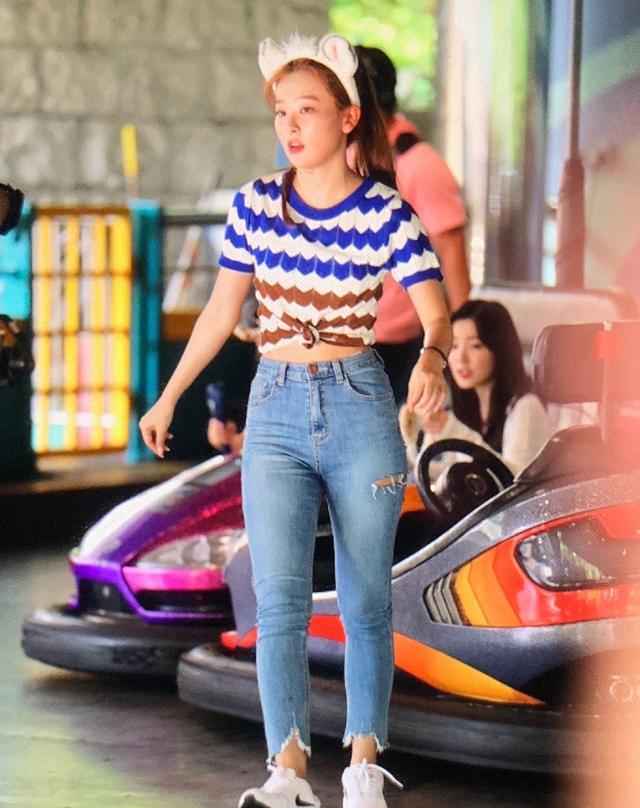 裴珠泫(irene)选择白色衬衫搭配牛仔裤,大圆领与宽松的衣摆都非常清凉