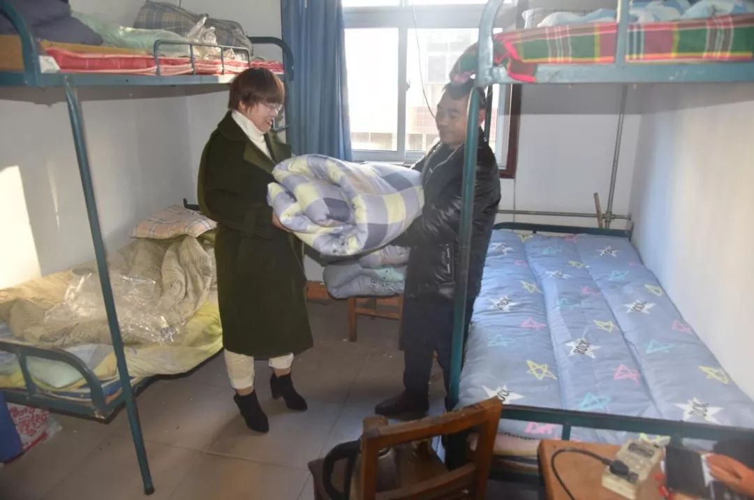在冬季来临之际,矿工会女工协管员多次到掘进战线职工宿舍查看他们的